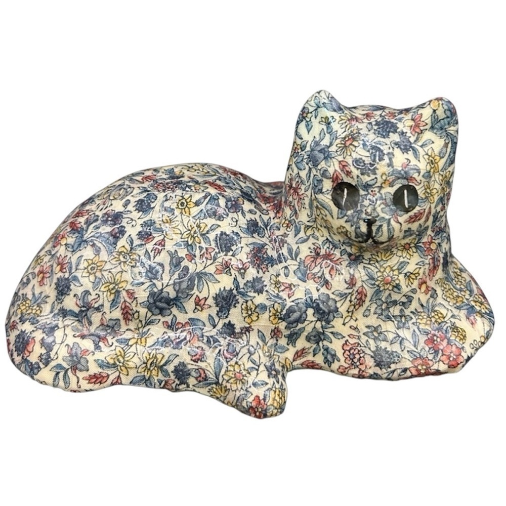 Floral Designed Cat‎ Decor
